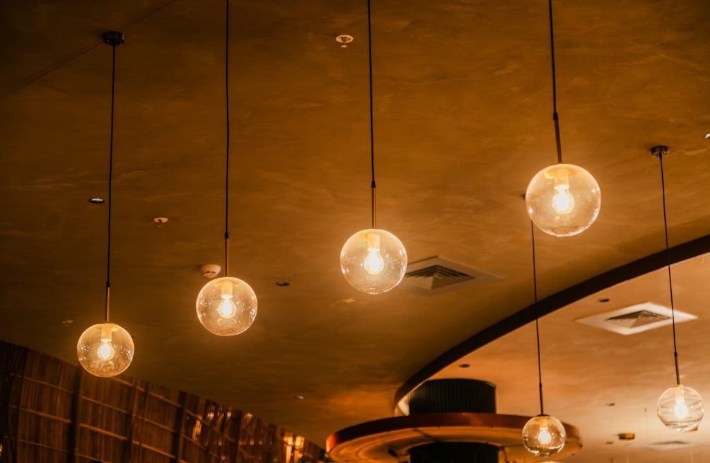 a bunch of lights hanging from a ceiling