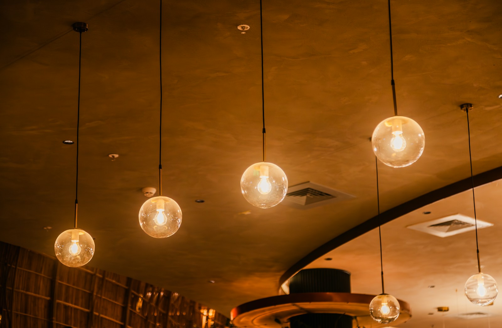 a bunch of lights hanging from a ceiling